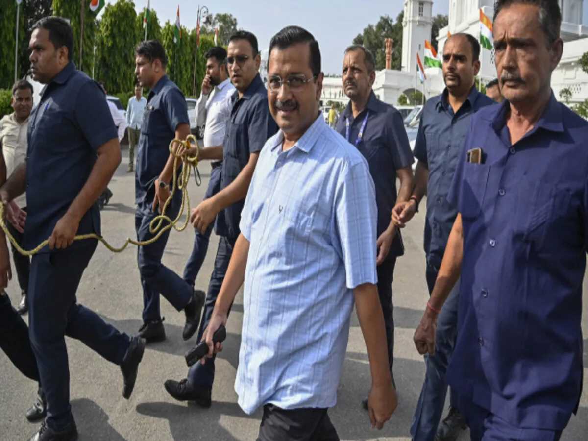 शराब घोटाला मामले में अरविंद केजरीवाल को 1 लाख के मुचलके पर मिली जमानत शराब घोटाला मामले में अरविंद केजरीवाल को 1 लाख के मुचलके पर मिली जमानत